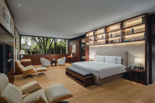 苏州苏州托尼洛兰博基尼书苑酒店的一间卧室设有一张床和一间客厅。