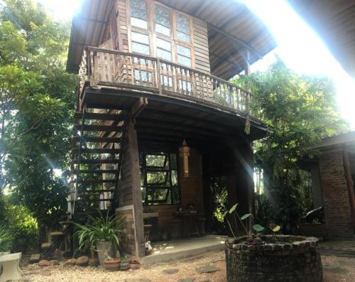 南邦Baan Mali Lampang Homestay的树屋,上面设有阳台