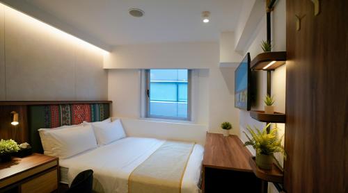 新加坡ST Signature Bugis Middle, SHORT OVERNIGHT, 11 hours 8PM-7AM的酒店客房设有床和窗户。
