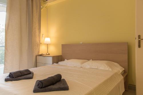 雅典Gtrip Ellinikon Experience Apartment - 31506的一间卧室配有一张床,上面有两条毛巾
