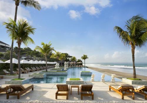 塞米亚克水明漾海滩Spa度假酒店的一个带游泳池和棕榈树海滩的度假胜地