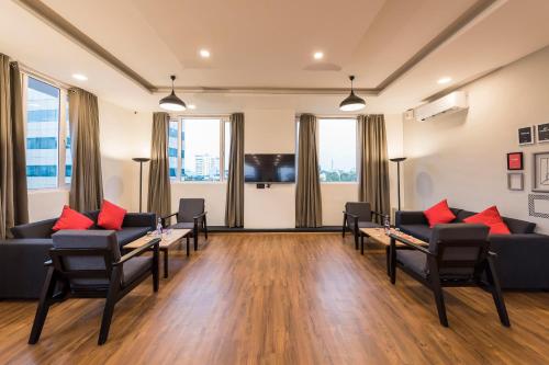 班加罗尔Townhouse MG Road,Bangalore的带沙发和桌子的客厅以及窗户。
