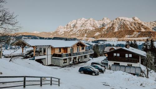 斯拉德明布贺格霍夫酒店的山间积雪中的一组建筑