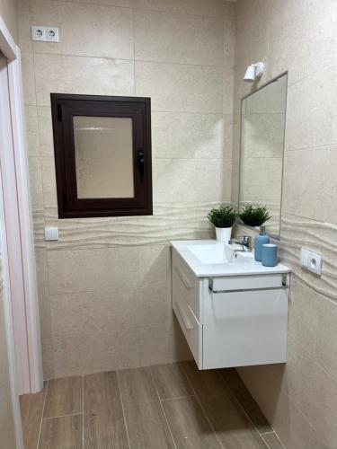 奥尔纳丘埃洛斯CASA MARTIN的浴室设有白色水槽和镜子