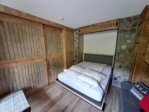瓦尔莫雷尔HSL的木墙客房内的小床