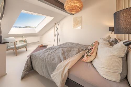 圣彼得Ferienhaus Daheim的一间卧室设有一张床和一个窗口