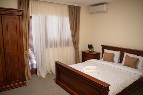 MitrovićiMotel Zeta Lux的一间卧室设有一张大床和一个窗户。