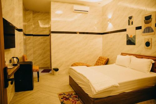 Cao LãnhBảo Ngọc Hotel的一间卧室配有一张床和淋浴