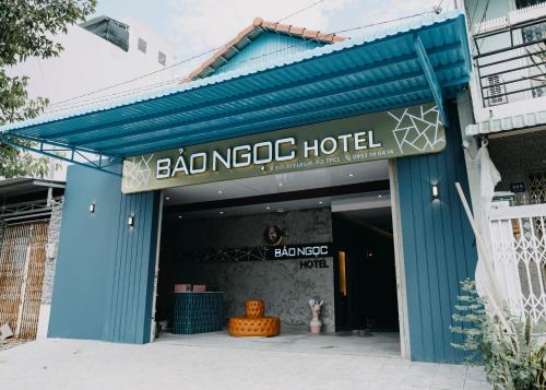 Cao LãnhBảo Ngọc Hotel的蓝色建筑,标有酒店标志