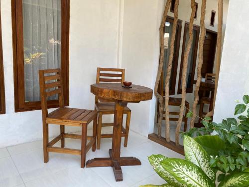 龙目岛库塔Mango Room Mandalika的桌子和两把椅子以及一张桌子和一把椅子