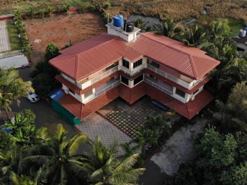 卡希德Vasantam Beach Resort的享有红色屋顶房屋的空中景致