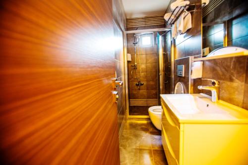 卡特佩RİVADA HOTEL的一间带水槽和卫生间的浴室