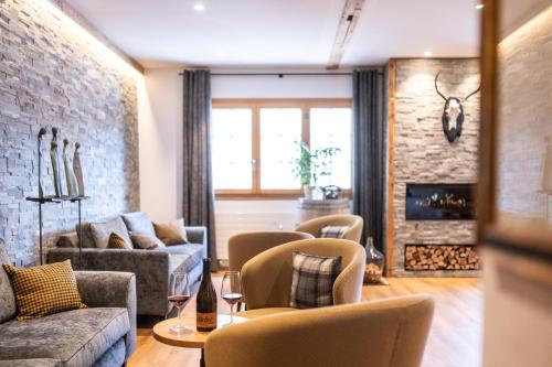 塞德龙拉科鲁纳酒店的客厅配有沙发、椅子和壁炉