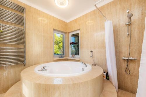 科洛尼亚圣霍尔迪Villa Salinas de Mallorca的带浴缸和窗户的浴室