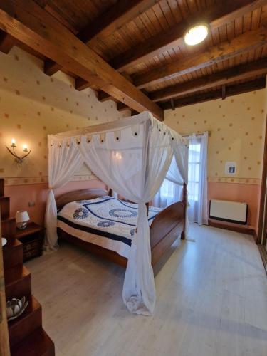 BoisseGITE à BOISSE près d'ISSIGEAC 24560 DORDOGNE的一间卧室配有一张带天蓬的床