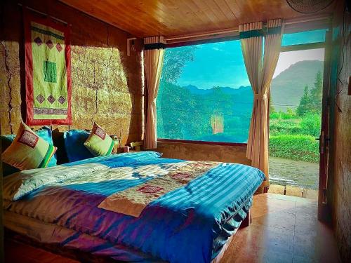河江Mun Homestay的一间卧室设有一张大床和大窗户
