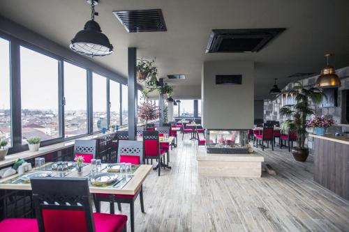 卡特佩RİVADA HOTEL的一间带桌椅和壁炉的餐厅