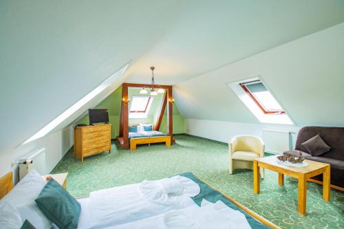 阔克威兹施普利瓦尔德假日酒店的阁楼间 - 带床和镜子