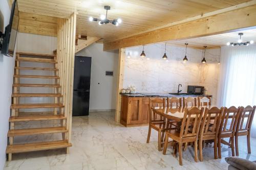 沃罗赫塔Ankamy Sweet Home的厨房以及带桌椅的用餐室。