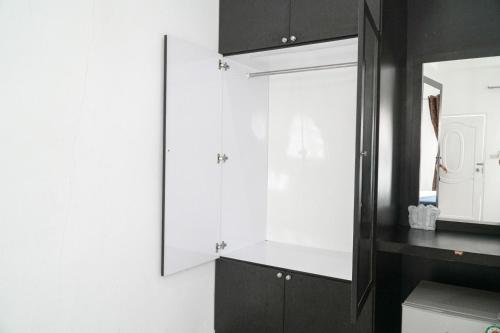 乌汶普莱梅维利知酒店的浴室设有白色橱柜和镜子