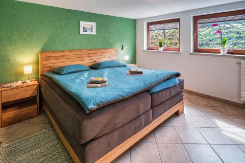德累斯顿Ferienhaus Elbharmonie的一间卧室配有一张带蓝色床单的大床