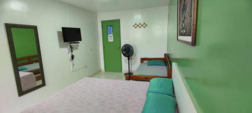 卡波布里奥Guest House Renascer K&W的一间卧室配有一张床、一台电视和一面镜子