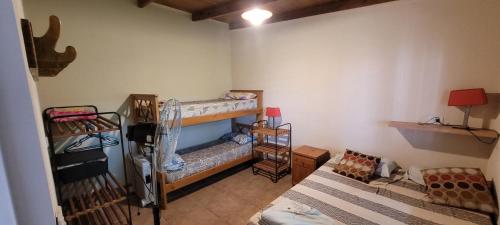 Bella VistaQuincho Isabella的客房设有两张双层床和一张沙发。