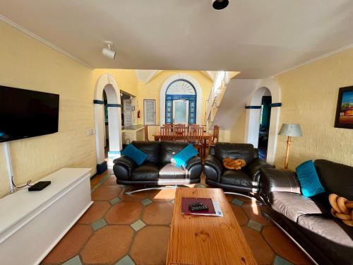 爱德华港Caribbean Estates Montego Bay 38的客厅配有真皮沙发和茶几