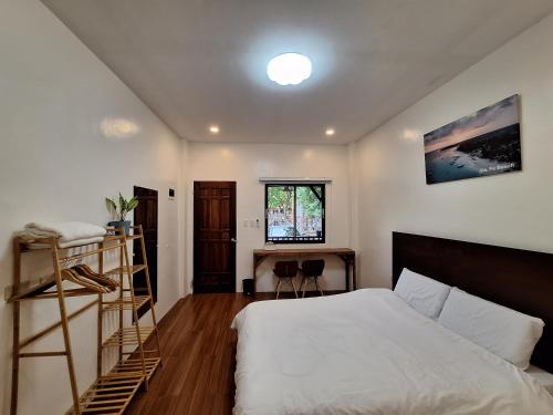 班塔延岛Basilia Guest House的一间卧室设有一张床和梯子
