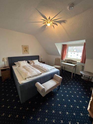 埃森法布里兹酒店的一间卧室配有一张大床和吊扇