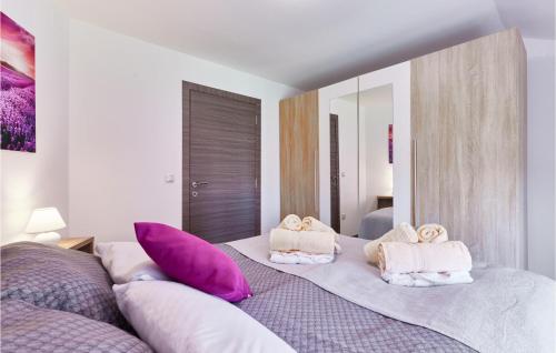 萨格勒布2 Bedroom Gorgeous Home In Zagreb的一间卧室配有一张带紫色枕头的大床