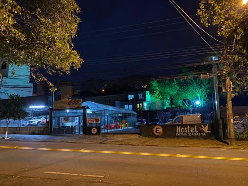 南卡希亚斯HOSTEL FAMILIA ZANATTA的一条空的街道,在晚上,有一座建筑在后面