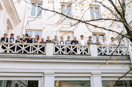科特赖克梅塞恩酒店的一群人在建筑物的阳台上