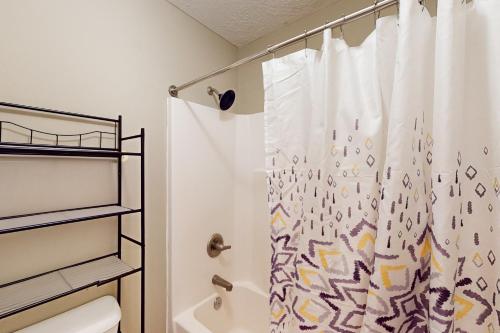 奥古斯塔Goshen Getaway的带淋浴帘和卫生间的浴室