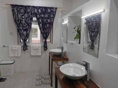 布韦朱Mjanaheri Beach Villas的一间带两个盥洗盆和窗户的浴室