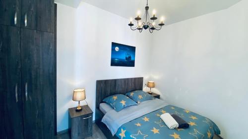 第比利斯Studio apartment with balcony in Tbilisi的一间卧室配有一张床和一个吊灯