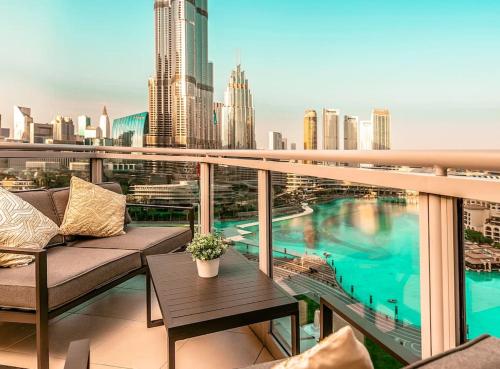 迪拜Elite Royal Apartment - Full Burj Khalifa & Fountain View - 2 Bedrooms + 1 Open Bedroom Without Partition - Magnate的市景阳台
