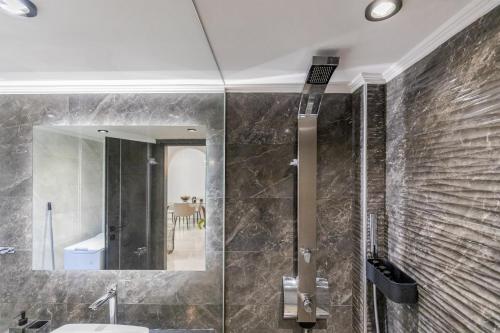 莫奈姆瓦夏Vivian's Luxury Suite的一间带水槽和镜子的浴室