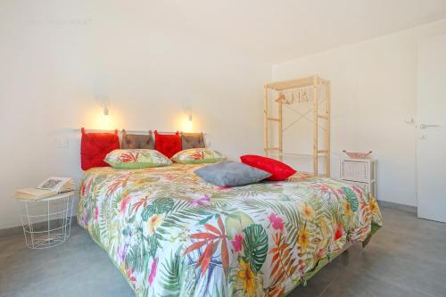 LandeliesGîte de la Madeleine的一间卧室配有一张大床和色彩缤纷的被子