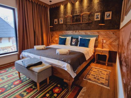 布朗Plai din Bran的一间卧室配有一张带蓝色枕头的大床