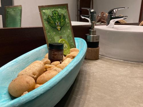 尼甘布格林别墅酒店的放在浴室水槽上的容器食物