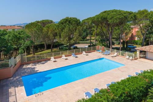 圣拉斐尔Lagrange Vacances Le Domaine des Grands Pins的一个带躺椅的游泳池和一个游泳池