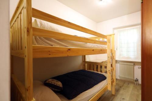 泰塞罗Casa a piè di pista的一间卧室配有两张双层床。