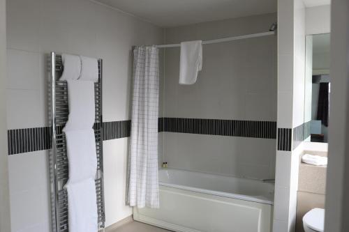 曼彻斯特Fairway Inn的带淋浴的浴室和玻璃门