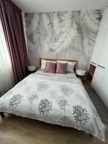布拉迪斯拉发luxury apartment的卧室配有白色床和粉红色枕头