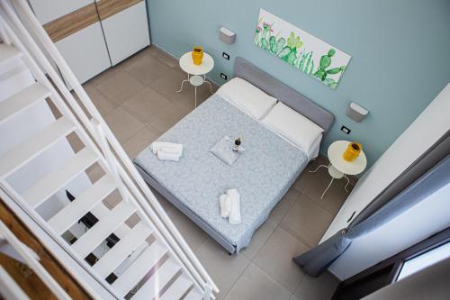 卡塔尼亚Ruggero Settimo - Holiday Houses的卧室享有高空美景,配有一张床和两张桌子