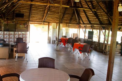 金贾Buvuma Island Beach Hotel的餐厅内带桌椅的用餐室