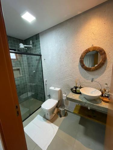 圣米格尔-杜斯米拉格里斯CASA EM SÃO MIGUEL DOS MILAGRES的一间带卫生间、水槽和镜子的浴室