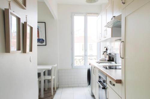 Le Pré-Saint-GervaisWell Equipped 40m Apartment Near Paris的白色的厨房设有水槽和窗户