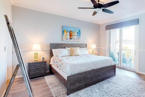圣徒皮特海滩Madeira Beach Manor的一间卧室配有一张床和吊扇